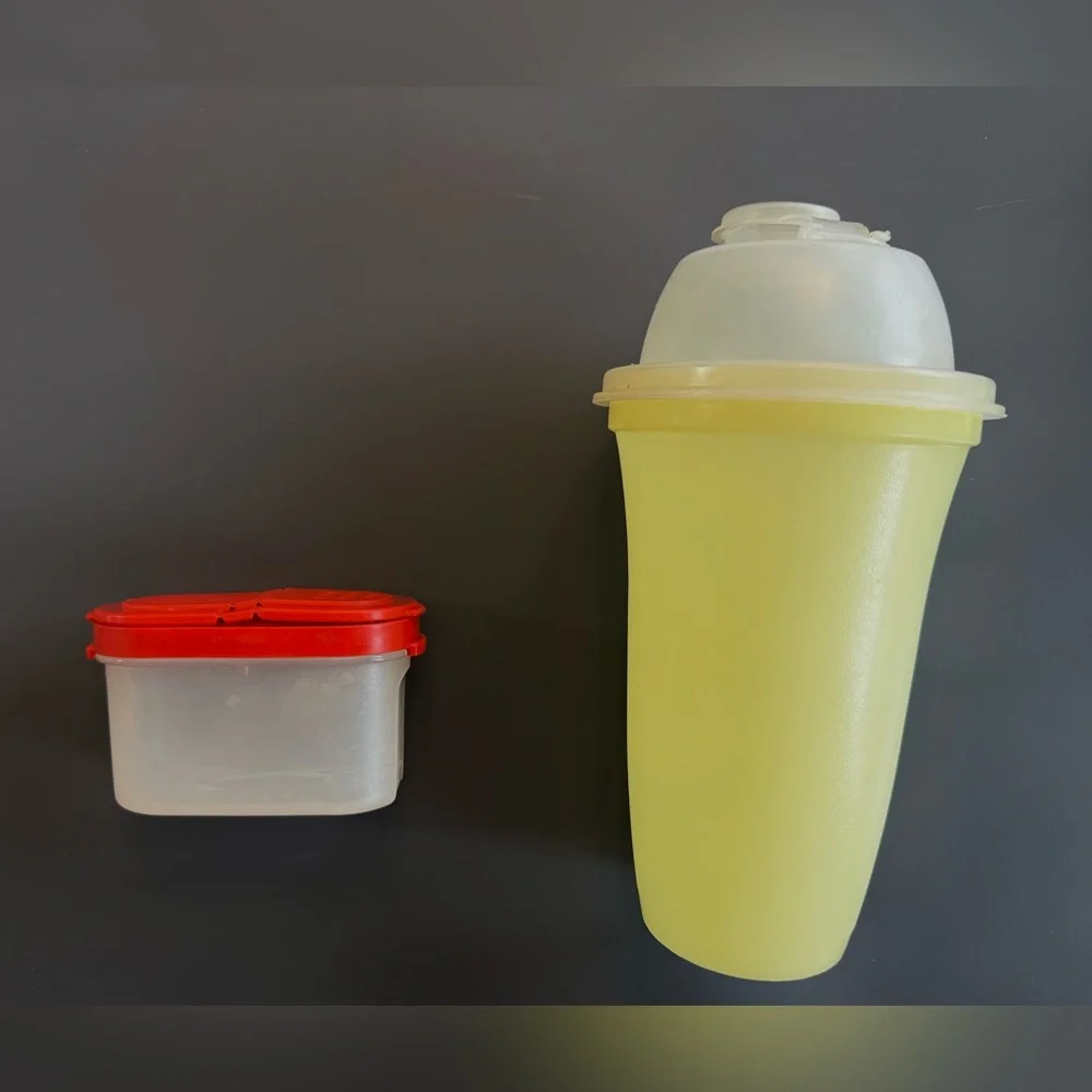 Tupperware Yellow Quick Shake & mini spice salt pepper Vintage set 5 pieces - Picture 2 of 6